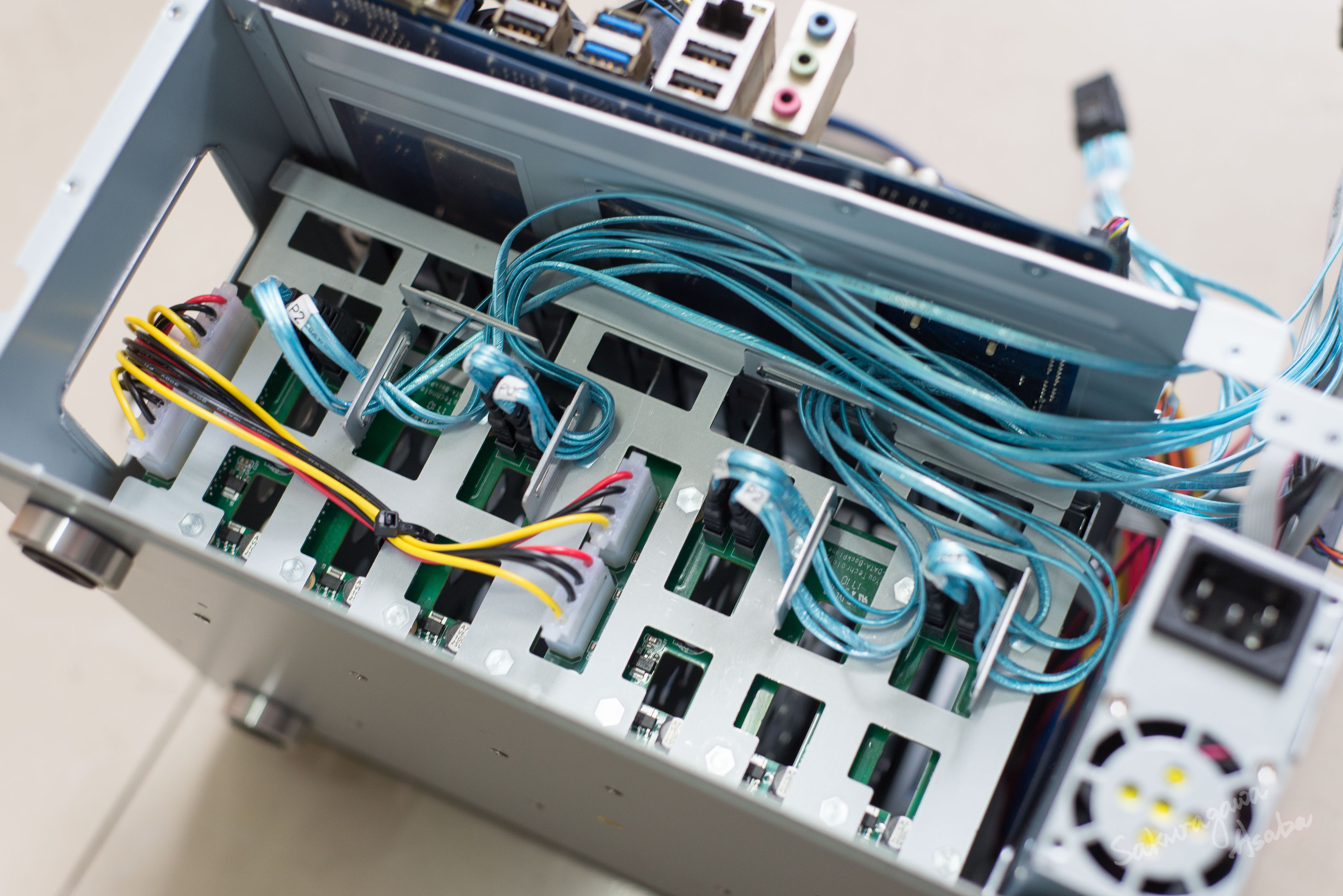 Hot-swap boards, powered by D-pins, connected by SFF-8087 to 4 SATAs connectors